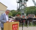 Bild: mfh
Bürgermeister Michael Göth und die Bergknappenkapelle bei der Feierstunde zu Füßen des Förderturms auf St. Anna.
