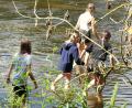 Bild: WWA Weiden/exb
Schüler des Johann-Andreas-Schmeller-Gymnasiums erkunden an ihrem Projekttag "Wasser" die Naab.