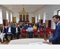 Bild: Stephan Huber
Oberstudienrat Tobias Kober (rechts) leitet das Ferienseminar 2023. Seit 2011 findet diese Seminarwoche für besonders begabte Gymnasiasten aus der Oberpfalz am Max-Reger-Gymnasium in Amberg statt.