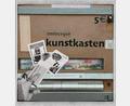 Bild: Stefan Reuther/exb
500 Euro erhält die Amberger Tafel aus dem Amberger Kunstkasten. Im Bild (von links) einige Kunstwerke von Michl Gölling, dem Atelier Michaela Peter/Matthias Mulzer, Robert Rist und H.D.Götzenleuchter, die regelmäßig für den Kasten produzieren.