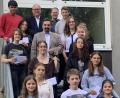 Bild: Förderverein OHG/exb
MAK-Gutscheine bekamen die Schuljahresbesten des Marktredwitzer Otto-Hahn-Gymnasiums vom Förderverein der Schule. Vorsitzender Sebastian Macht zeichnete die Besten aus.