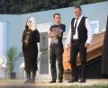 Bild: bey
Der konservative Bestatter Xaver Hackl (rechts, Heinz Rast) muss sich immer wieder mit seinem Sohn Peter (Dominik Schreffl) und dessen Freundin Morgana (Hannah Schraml) auseinandersetzen.