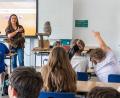 Bild: Susanne Forster
Michaela Domeyer und ihr Habichtskauz Birke besuchen die Klasse 5a der Erbendorfer Mittelschule.