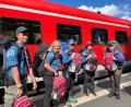Bild: Angela Kopczyk/exb
In ihren schweren Rucksäcken haben (von links) Jakob, Leni, Malin, Anna und Miriam das Gepäck für vier Wochen. Am 27. Juli begann ihre große Reise am Sulzbacher Bahnhof, aktuell sind sie gemeinsam mit 55.000 anderen Pfadfindern beim Jamboree in Südkorea. Passend zu den Sommerferien herrschen dort, im Gegensatz zur Oberpfalz, gerade Temperaturen zwischen 33 und 35 Grad bei Sonnenschein und leichter Bewölkung.