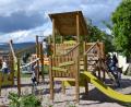 Bild: gi
Die Buben und Mädchen probieren beim Spielplatzfest in Heumaden gleich den neuen Kletterturm aus.