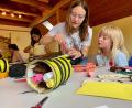 Bild: Gabi Schönberger
Pfadfinderin Antonia Kurz bringt beim "Upcycling"-Workshop Kindern bei, wie aus Abfall Neues entstehen kann.