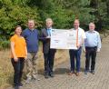 Bild: Stefanie Heinrich/exb
Oberstudiendirektor Matthias Weiser (Dritter von links) überreichte den Scheck an SOS-Kinderdorf-Leiter Holger Hassel (Vierter von links).