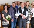 Bild: mab
Neben der Familie gratulieren auch Pfarrer Heinrich Rosner (links) und Bürgermeister Peter Neumeier (Dritter von links) zum 90. Geburtstag von Hans Bierler (Fünfter von rechts).