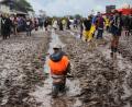 Bild: Christian Charisius
Metal-Fans sind auf dem schlammigen Festivalgelände unterwegs. Das Wacken Open-Air (WOA) vom 2. bis 5. August gilt als größtes Heavy-Metal-Festival der Welt und ist ausverkauft.