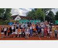 Bild: Kristina Striegl/exb
Die Tennis-Stadtmeisterschaften in Neustadt. Die jungen Spieler legen sich mächtig ins Zeug.