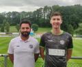 Bild: Izmire/exb
Erdal Izmire (links), der Sportliche Leiter der DJK Gebenbach, freut sich über die Verpflichtung von David Vidovic vom ATSV Erlangen.