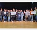 Bild: Tobias Neubert/exb
Spendenübergabe in der Lobkowitzrealschule in Neustadt. Die Schüler übergeben Geld an die Kinderkrebshilfe und das Team Bananenflanke.