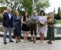 Bild: Roland Wellenhoefer
Bürgermeister Johannes Reger (links) und Schulleiterin Beatrix Kempf (Zweite von links) gratulierten den Jahrgangsbesten Christine Filbinger (Zweite von rechts), Marina Schwer (rechts), Laura Lauton (Dritte von links) und Patrick Wagner (Dritter von rechts).