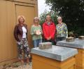 Bild: rha
Die Arbeit des Imkervereins unterstützt der Schnäppchen- und Flohmarktladen Vilseck mit einer 500-Euro-Zuwendung (von links): udrun Quarder, Marianne Metzner, Rainer Schwabe und Veronika Pröls.