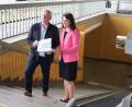 Bild: Hirsch
Der Zugang zu den Gleisen zwei bis fünf ist beschwerlich. Bundestagsabgeordnete Martina Englhardt-Kopf und Oberbürgermeister Andreas Feller wollen das ändern und machen Vorschläge für einen vorzeitigen barrierefreien Ausbau des Schwandorfer Bahnhofes.
