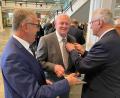 Bild: Stadt Tirschenreuth/exb
Horst Adler (Mitte) mit Staatsminister Joachim Herrmann (rechts) und Bürgermeister Franz Stahl (links) bei der Übergabe der Auszeichnung in Erlangen.