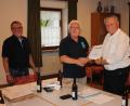 Bild: bjp
Seit 50 Jahren ist Heribert Ficker (rechts) Chorleiter des Pressather Männergesangvereins. Hierzu gratulieren Gruppenchorleiter Richard Waldmann (Mitte) und Vereinsvorsitzender Norbert Stock.