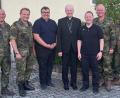 Bild: Anton Kappl/exb
Christoph Witczak (Dritter von links) ist neuer Militärpfarrer am Standort Weiden. Darüber freuen sich Militärbischof Franz-Josef Overbeck (Mitte), Pfarrgemeinderatssprecher Stabsfeldwebel Anton Kappl (Zweiter von links), der Vorsitzende des Katholikenrat der Bundeswehr, Oberstleutnant Gereon Gräf (Zweiter von rechts), sowie 
stellvertretender Militärdekan Alexander Prosche (Dritter von rechts).