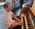 Bild: mab
Michael Koch begleitet Karin Schafberger und Jürgen Probst bei der Abendmusik in der Pfarrkirche in Schwarzenfeld an der Orgel.