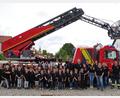 Bild: lei
Glücklich posieren die Mädchen und Buben der Kinderfeuerwehr Auerbach zum ersten Mal mit ihren neuen T-Shirts vor der Drehleiter.