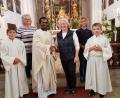 Bild: gi
Pfarrer Albert Joseph Jesuraj wird von Pfarrgemeinderatssprecherin Elisabeth Völkl (vorne) sowie Mesnerin Maria Bayer-Schmidt (links) und Lektorin Jenny Hofmeister (rechts) herzlich begrüßt. Er übernimmt für die Pfarrei Moosbach die Urlaubsvertretung für Pfarrer Udo Klösel.