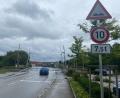 Bild: Wilhelm Amann
Aktuell gilt am Bahnübergang in Nabburg eine Geschwindigkeitsbeschränkung auf 10 Stundenkilometer für den Schwerlastverkehr. In Zukunft soll er generell ab 7,5 Tonnen gesperrt werden.