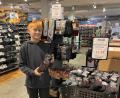 Bild: Soderer/exb
Schüler Leonhard Lobinger beim Arbeiten im Sporthaus Fehr