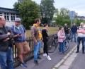 Bild: usc
Klagen über untragbare Verhältnisse am unteren Häustbergweg bei der Schule, vor allem durch Eltern-Taxis, brachten Anwohner im Gespräch mit Vertretern der CSU-Fraktion vor.