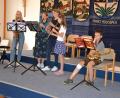 Bild: gi
Vier Musikschüler lassen an Saxophon und Klarinetten das weltbekannte Lied „What a wonderful world“ von Louis Armstrong erklingen. Das Publikum singt und summt mit.