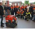 Bild: jr
Am Dienstagabend erhielt die Feuerwehr Pleußen die neue Tragkraftspritze ausgeliefert. Stefan Ludwig (links) gab den Maschinisten und Gruppenführern eine erste umfassende Einweisung in das neue Gerät. Mit im Bild Kommandant Wolfgang Haberkorn (Siebter von rechts), links neben ihm Vorsitzender Markus Fischer.