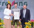 Bild: Hauke Seyfarth/StMELF/exb
Ministerin Michaela Kaniber überreicht Markus Ebenhöch den Meisterbrief. Gerhard Zäh, Präsident des Verbandes Garten-, Landschafts- und Sportplatzbau Bayern, gratulierte.