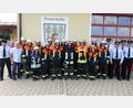 Bild: jr
Zwei Gruppen der Feuerwehr Konnersreuth absolvierten mit Erfolg die Prüfung zur Technischen Hilfeleistung. Im Bild die Feuerwehrdienstleitenden mit (von links) den Ausbildern Philipp Schwan und Klaus Richtmann, Bürgermeister Max Bindl sowie (von rechts) den Schiedsrichtern Philipp Schwan, Wolfgang Wedlich, Christian Sirtl und Wolfgang Bauer.