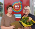 Bild: Matthias Lunz/exb
Schulleiterin Gisela Lehnerer (links) verabschiedet die Lehrerin Margitta Übelacker mit Blumen und einer Urkunde.