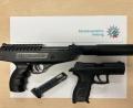 Bild: Polizeiinspektion Amberg
Mit diesen Schusswaffen waren zwei Männer am Donnerstagabend von der Eglseer Straße in Richtung Altstadt in Amberg unterwegs. Ein Großaufgebot an Polizeibeamten sorgte für eine umgehende Festnahme der zwei Verdächtigen.
