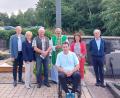 Bild: Wolfgang Geitner/exb
Bürgermeister Konrad Kiener, Elfriede und Erwin Hartinger, Pfarrer Markus Ertl, Reinhold Hauer, Maria Schlögl und Josef Eimer freuen sich über die Restaurierung des Friedhofskreuzes.