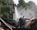 Bild: kro
Am Tag nach dem Brand des Vierseithofes in Lauterbach bei Mähring wird das Ausmaß des Feuers sichtbar. Die Feuerwehr Griesbach löschte am Sonntagvormittag noch Glustnester.