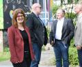 Bild: Gabi Schönberger
Die Entscheidung ist gefallen: Julia Zimmermann wird Nachfolgerin von Ewald Zenger (hinten, links) beim Stadtjugendring und als Stadtjugendpflegerin. Eine Ideallösung, meinen auch SJR-Chef Florian Vogel (rechts) und Sozialdezernent Wolfgang Hohlmeier.