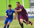 Bild: A. Schwarzmeier
Paul Weidhas (links, Szene aus der Partie gegen den SV Schwandorf-Ettmannsdorf) hat sich im Derby gegen den SC Luhe-Wildenau schwer am Knie verletzt.