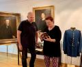 Bild: Gabi Schönberger
Zwischen Porträts, die Friedrich Roscher gemalt hat, der Uniformjacke eines bayerischen Landwehrjägers und anderen Objekten des Stadtmuseums haben Petra Vorsatz und Sebastian Schott für ihr Buch recherchiert.
