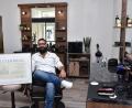 Bild: Stephan Huber
Stolz präsentiert Salim Abo Harash nicht nur seinen Meisterbrief im Friseurhandwerk, den er nach bestandener Prüfung von der Handwerkskammer Niederbayern-Oberpfalz im April 2022 erhalten hat, sondern auch seinen eigenen Laden mit Barber-Shop-Bereich (für Bärte) am Rotkreuzplatz 1.