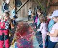 Bild: Christina Kaube/exb
Ein Riesenspaß für die Kinder in der Kunstwerkstatt in Kalmreuth.