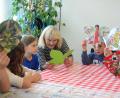 Bild: Kunz
Maria Weber bastelt mit den Kindern Schmetterlinge.