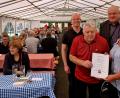 Bild: R. Kreuzer
Beim Sommerfest des Behinderten- und Vitalsportvereins ehrt die Vorsitzende Sabine Birner (rechts) Erich Zänger für 40 Jahre Mitgliedschaft.