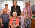 Bild: dob
Wenn Uroma Cäcilia Mitlmeier ihren 95. Geburtstag feiert, sind die drei Urenkel im Haus, Moritz, Anna und Max (von links), nicht weit. Sohn Georg (rechts) und Lebenspartnerin Angelika Ertl (links) umsorgen die Jubilarin liebevoll. Bürgermeister Andreas Wutzlhofer (Mitte) gratuliert ebenfalls zum Ehrentag.