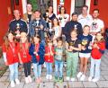Bild: whü
Sie sind die Besten des Kirchweihtennisturniers der Tennisfreunde Oberbibrach. Den Siegern gratulieren Sportwart Johannes Ruder und Tennisvorstand Norbert Schecklmann (hintere Reihe von rechts).