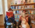 Bild: luk
Deborah Bregler und Christine Schubert (von links) von der Kemnather Stadtbücherei sind ganz vertieft in ihre Bücher. „Miss Bensons Reise“ und „Die Bibliothek der Hoffnung“ gehören mit zu ihren Leseempfehlungen für den Sommerurlaub.