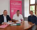 Bild: bö
Regio-Manager Enrico Delfino und Bürgermeister Peter Braun mit Breitbandberater Sebastian Krysa (von links).