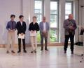Bild: gac
Den besten Absolventen des Jahrgangs 2023 (von links) Lukas Koch, Tobias Kerl und Elena Krodel gratulieren Bürgermeister Michael Göth und Bezirkstagspräsident Franz Löffler.