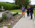 Bild: bkr
Das Urnenfeld im Friedhof ist fast fertig. Das Kreuz auf dem Basaltstein und die Granitplatten für die Urnenröhren fehlen noch. Bei der Ortsbesichtigung am Donnerstag besprachen Bauhofleiter Michael Wagner, Katja Busch und Bürgermeister Thomas Kaufmann (von links) die noch zu erledigenden Restarbeiten.