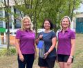Bild: Schimmer/exb
An Kathrin Fischer (Mitte), das 700. Mitglied des GC Schmidgaden, überreichen Vorsitzende Lydia Magdalena Schimmer (links) und Trainerin Roswitha Werner (rechts) ein Begrüßungsgeschenk
